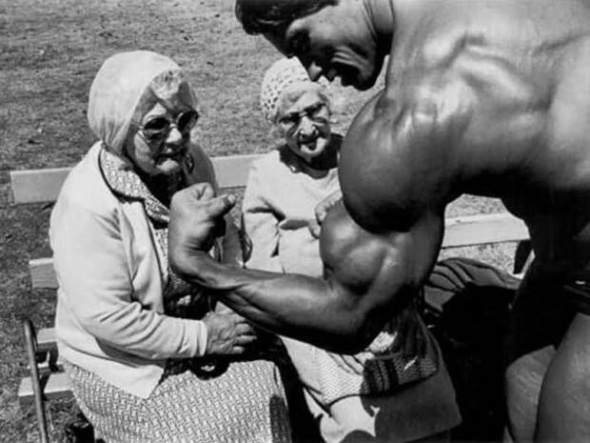 Arnold Schwarzenegger își arată mușchii în fața unor bătrâne, 1970
