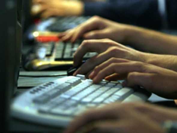 Mainile catorva concurenti se vad pe tastaturile unor computere, la Campionatul de Jocuri pe Calculator organizat la Romexpo, in Bucuresti, sambata, 30 septembrie 2006. LASZLO MIHALY / MEDIAFAX FOTO