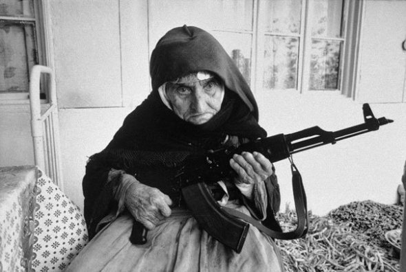 Bătrână armeană în vârstă de 106 de ani își păzește casa, 1990