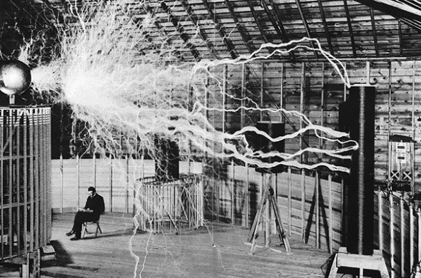 Nikola Tesla în laboratorul său