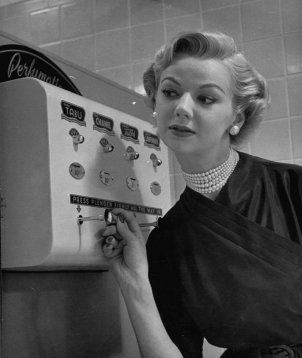 O mașinărie de pulverizat parfum, 1952