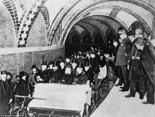 Primii pasageri ai metroului din New York (1904)