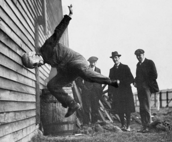 Testarea unei căști de rugby, 1912
