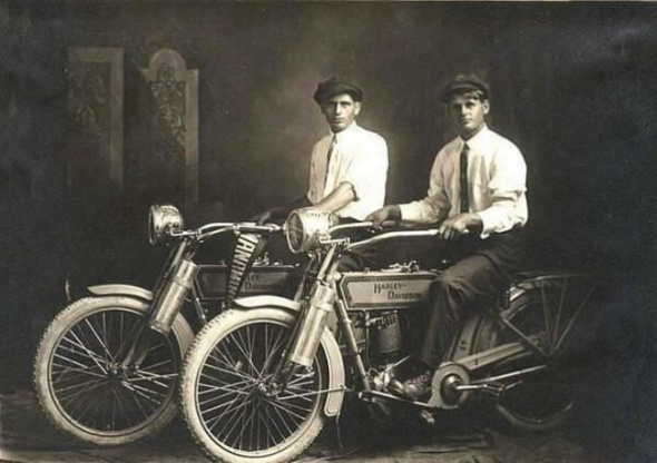 William Harley si Arthur Davidson, fondatorii companiei Harley Davidson